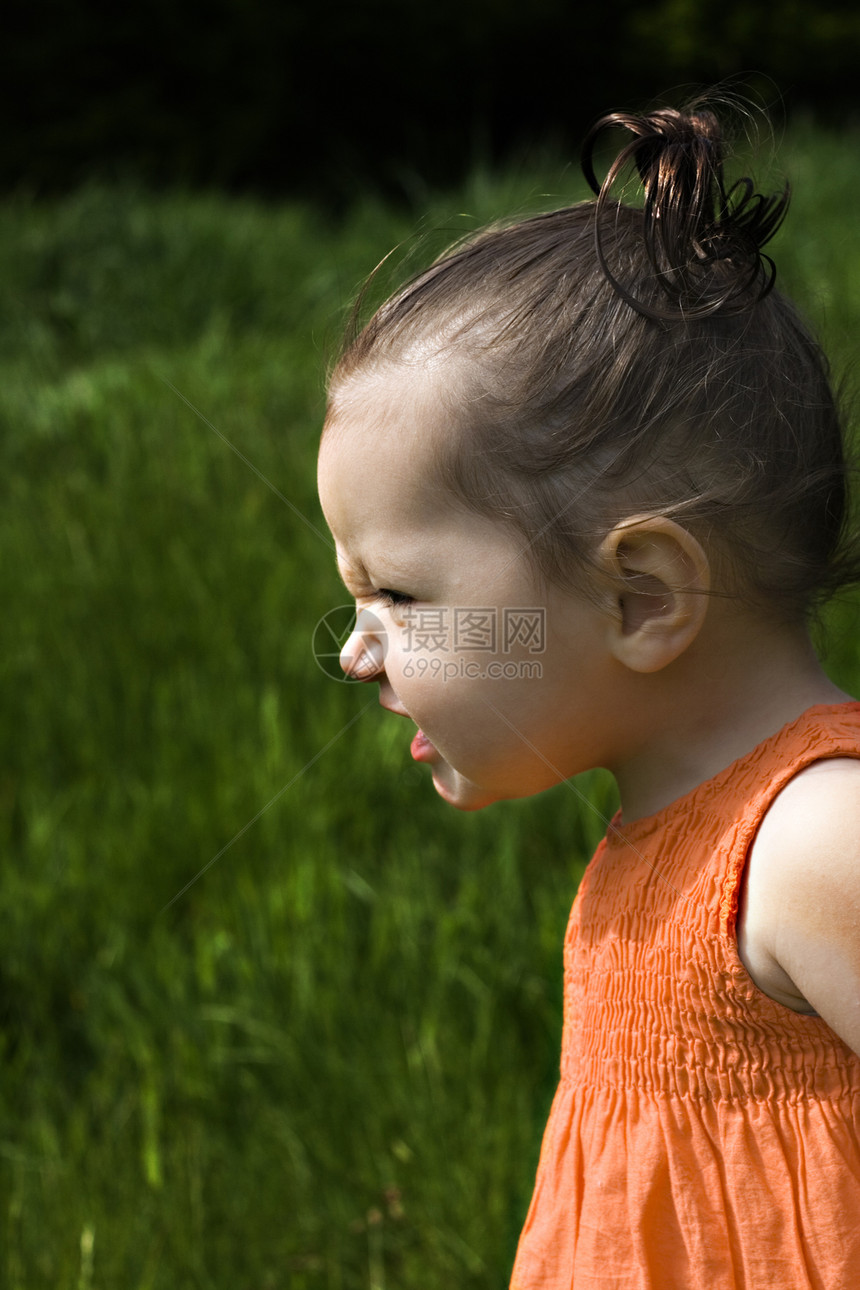 一个交叉的年轻女婴图片
