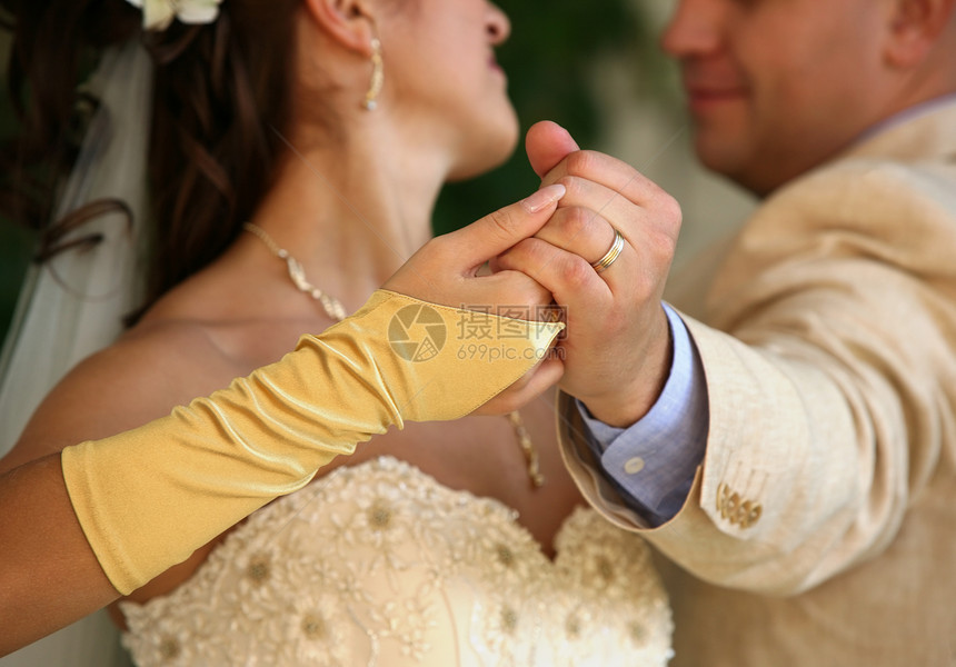 第一次舞蹈手套女性男人男性女士夫妻微笑婚礼恋人投标图片