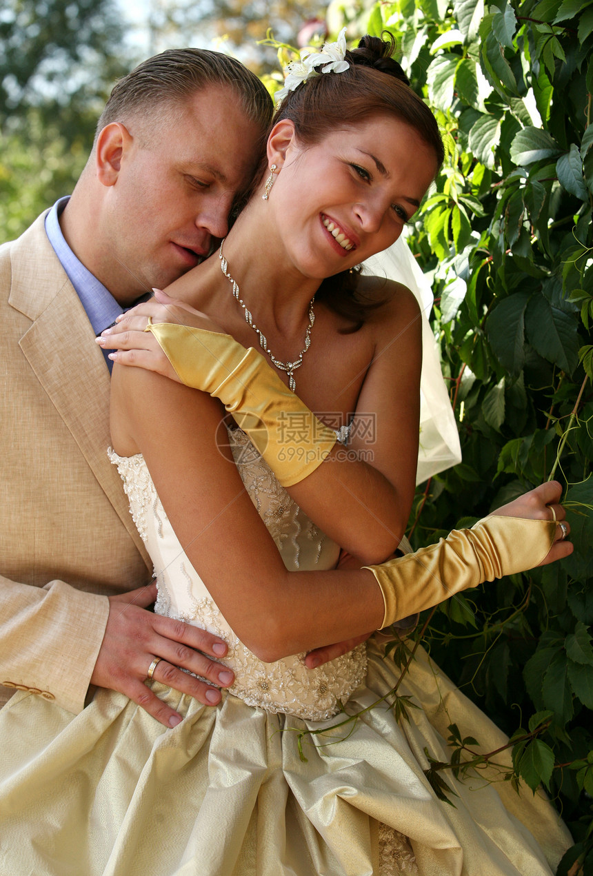 新婚夫妇微笑女性夫妻男人恋人手套公园新娘婚礼男性图片