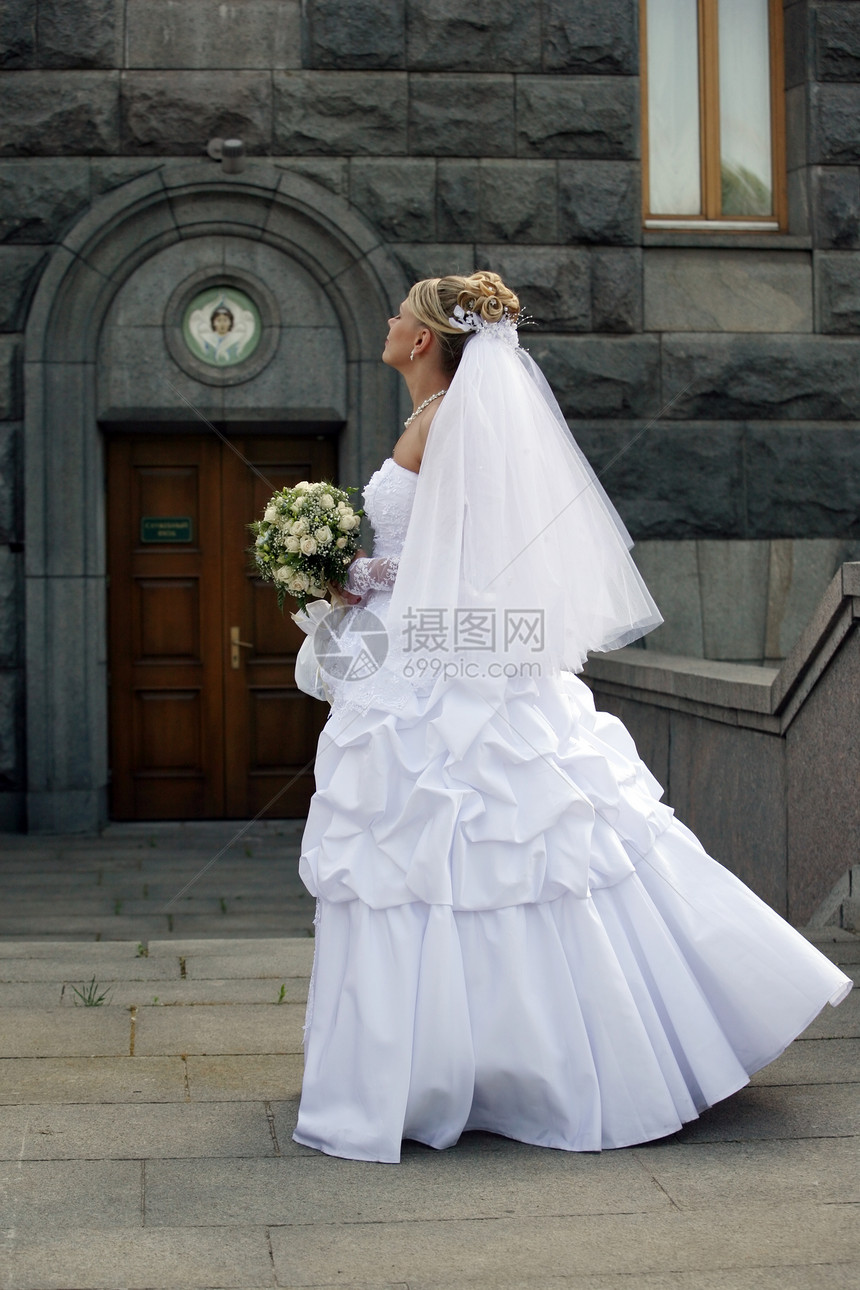 美丽的新娘婚礼已婚花束生活女孩选手面纱微笑花朵未婚夫图片