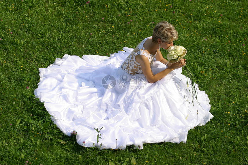 美丽的新娘眼睛草地未婚夫花束道路钻石空地生活花朵已婚图片