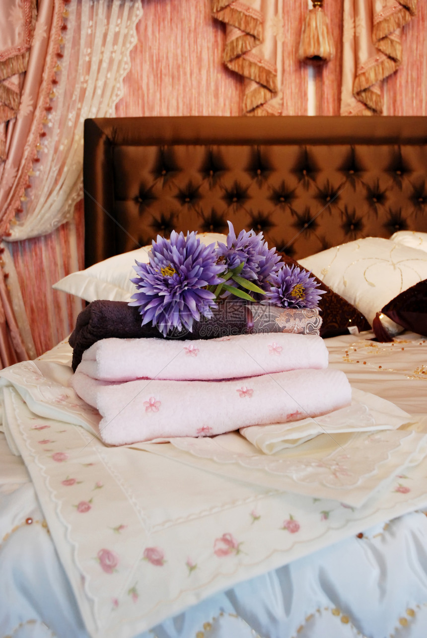 旅馆房间毛巾纪念日花瓣枕头蜜月装饰风格奢华订婚酒店已婚图片