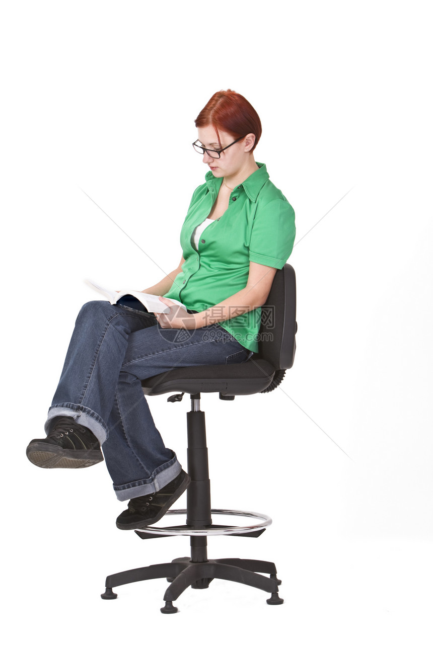 女童阅读绿色蓝色红发女士电脑赤褐色学生互联网青年衬衫图片