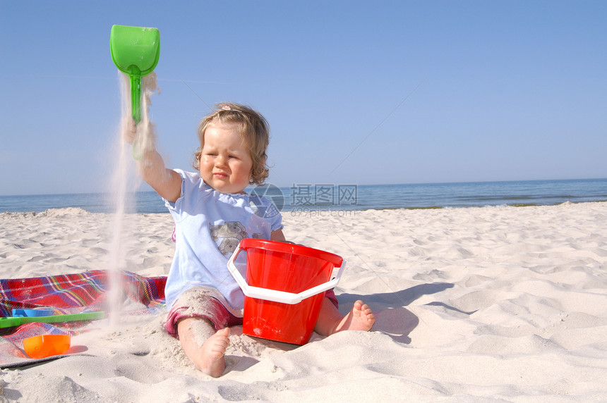 婴儿和海滩2女孩俏皮太阳乐趣喜悦孩子人脸阳光快乐蓝天图片