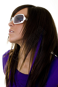 华丽时装模型吸引力眼睛白色女性沙龙太阳镜头发紫色美发棕色背景图片