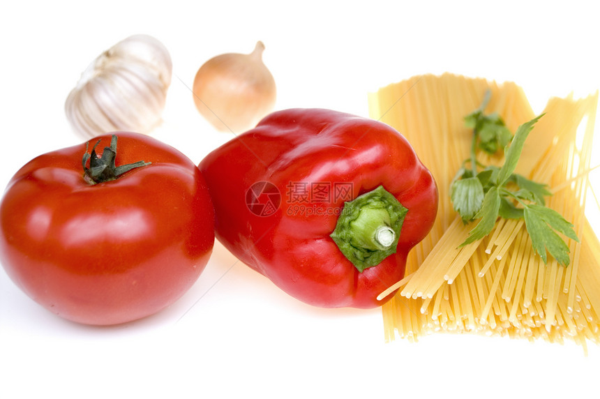 意大利面上的产品营养食物胡椒蔬菜香料香菜厨房绿色盘子白色图片