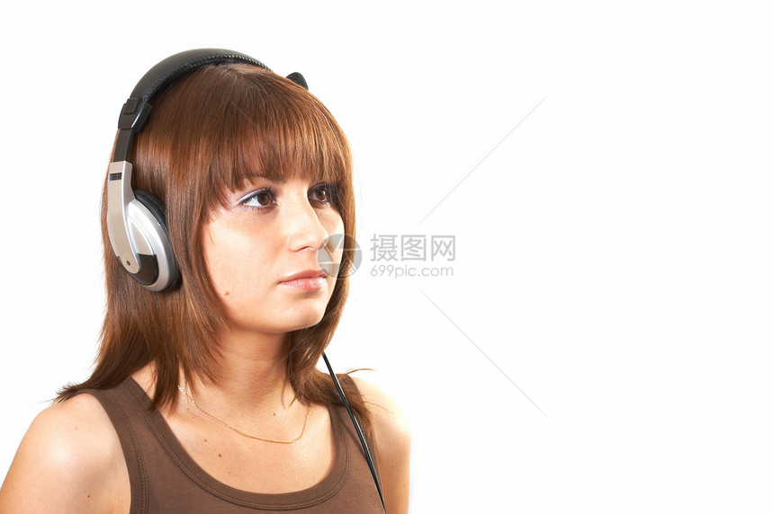 棕色女孩带耳机魅力白色享受音乐玩家闲暇活动头发眼睛音乐播放器图片