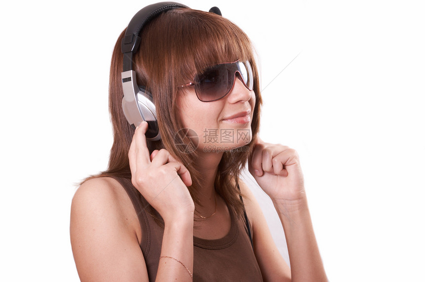 棕色女孩带耳机女士玩家闲暇眼睛白色头发音乐快乐活动享受图片