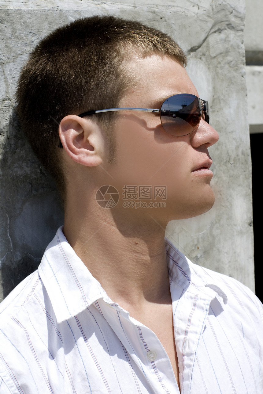男性白色短发正文衬衫男人吸引力太阳镜棕色男生头发图片