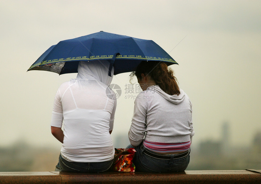 雨伞下女朋友青年女孩们天空阳伞图片