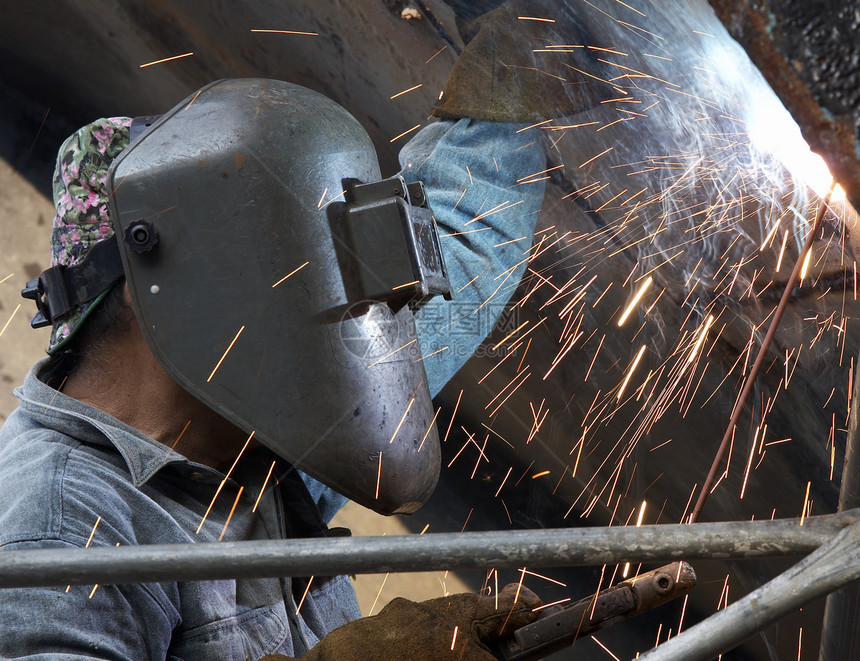 焊焊工人焊机男人劳动金属火炬安全面具火焰工作生产图片