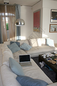 现代内地茶垫绘画电脑房间地毯窗帘货架摆设沙发背景图片
