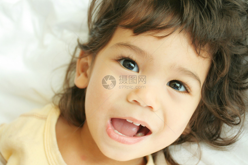 充满喜悦的孩子牙齿种族头发家庭婴儿男生微笑童年享受混血图片