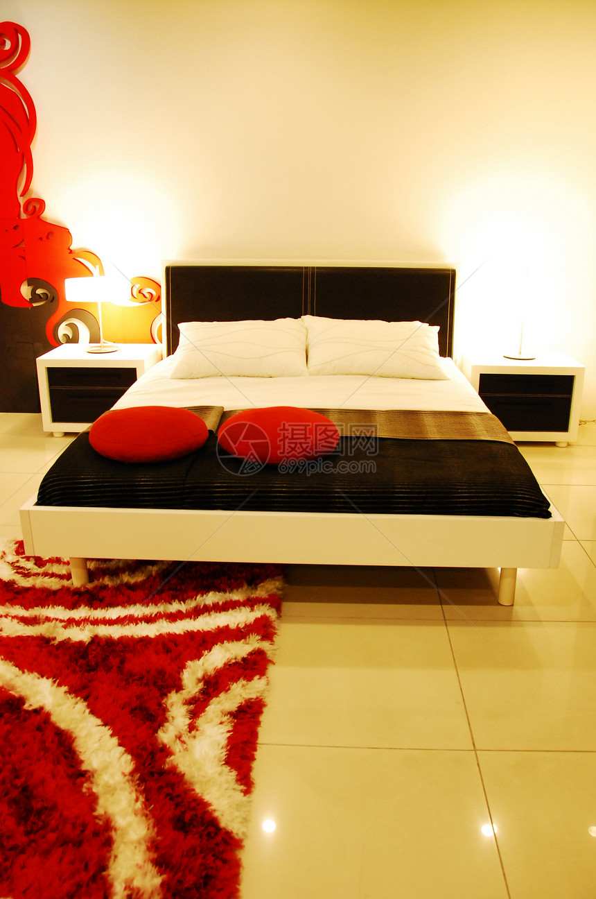 红色的豪华卧室睡眠枕头黑色风格地毯装饰家庭毯子花瓶奢华图片