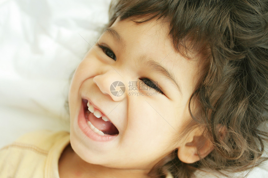 充满喜悦的孩子享受牙齿福利家庭童年男生微笑婴儿卷曲混血图片