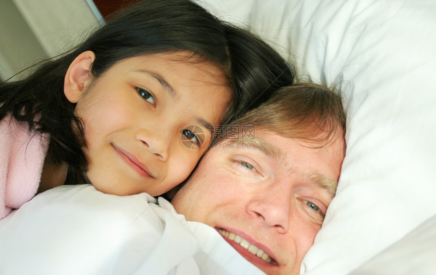 醒醒 爸爸苏醒晴天寝具枕头床单孩子们家庭喜悦父亲拥抱图片