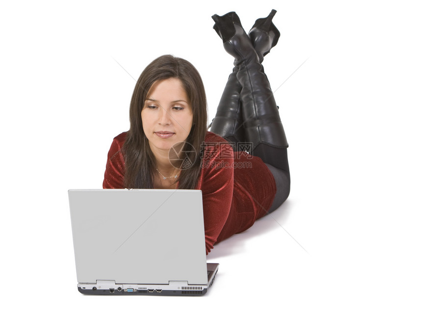 在笔记本电脑上工作的妇女微笑靴子女性注意力商务说谎人士商业知识黑发图片