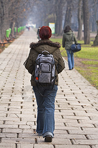 少女步行女性化女性大学青少年背包学校胡同进步女孩学生背景图片