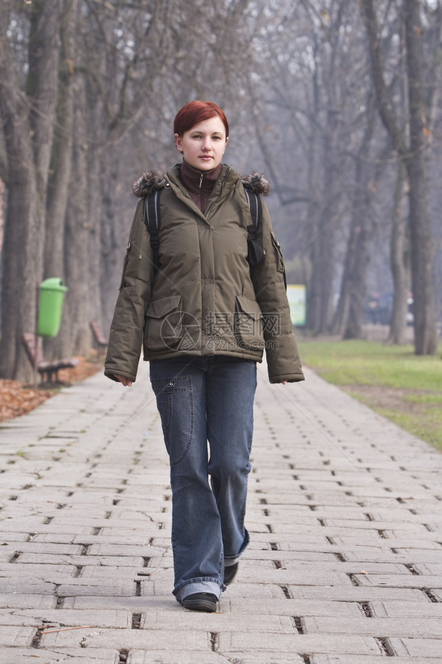秋季散步风衣牛仔裤进步学生青少年女性化女性胡同大学公园图片