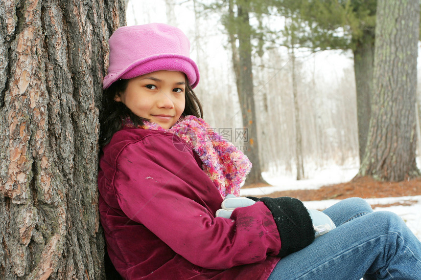 冬季儿童在树下户外栖息童年靴子紫色夹克孩子围巾健康乐趣混血福利图片