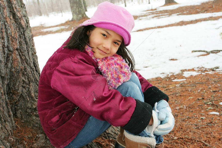 9岁女孩在冬季户外露宿紫色健康外套福利乐趣帽子围巾享受靴子空气图片