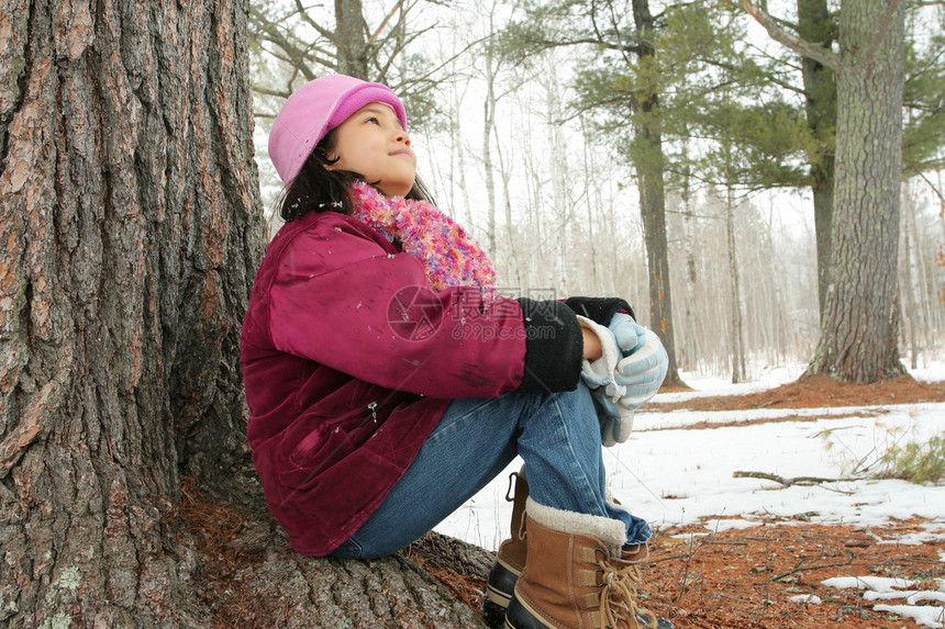 9岁女孩在冬季户外露宿帽子混血乐趣围巾享受健康靴子紫色微笑外套图片
