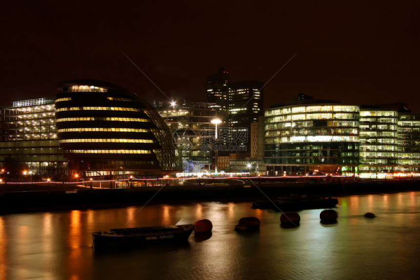伦敦办公室城市反射图片