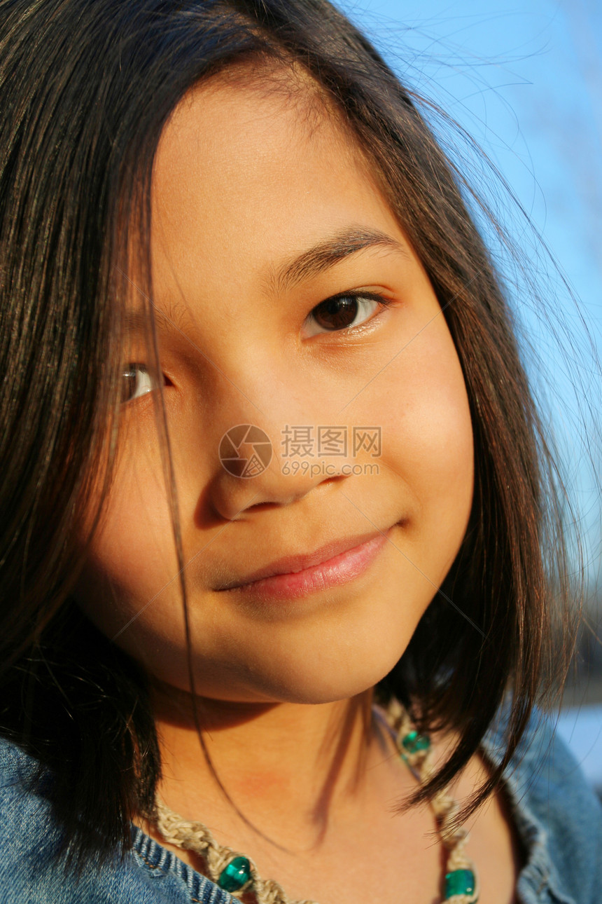 户外儿童微笑混血女孩享受项链阳光空气图片