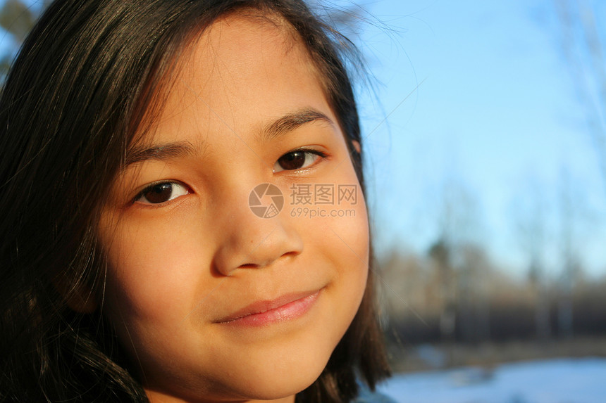 户外儿童微笑享受空气阳光混血女孩项链图片