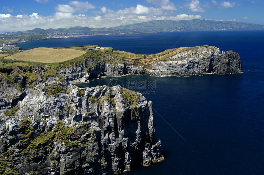 岛屿绿色蓝色海洋山脉石头岩石植被图片