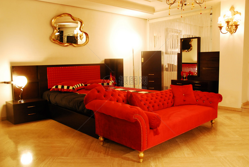 红色的豪华卧室风格家居毯子公寓装饰奢华家庭地毯白色枕头图片