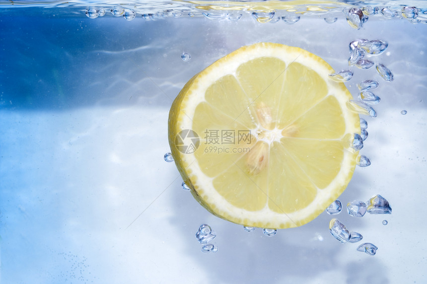 柠檬切片蓝色食物宏观活力苏打绿色黄色液体空气水果图片