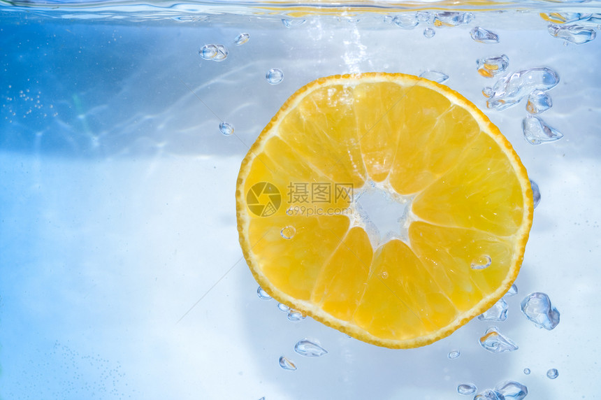 近角切片活力黄色宏观水果苏打食物橙子液体蓝色空气图片