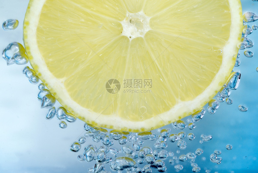 柠檬切片活力液体蓝色宏观黄色绿色空气苏打水果食物图片