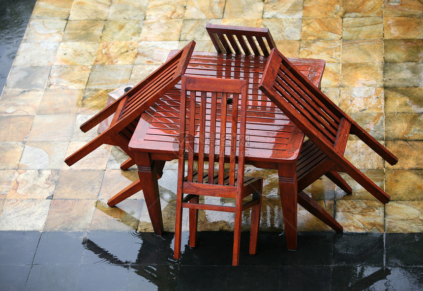 季节末水坑咖啡咖啡店天气人行道正方形生活树木乐队椅子图片