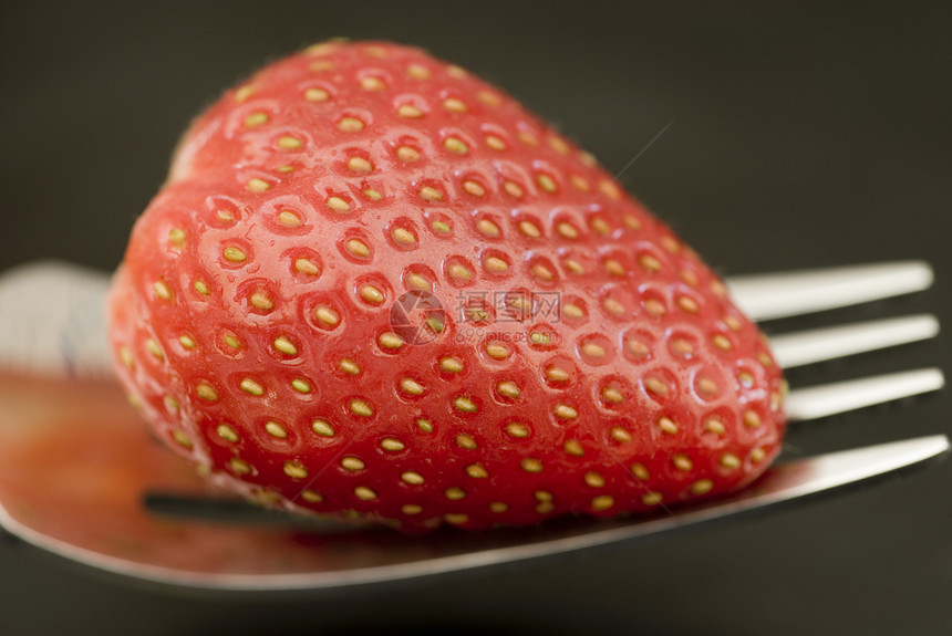 成熟草莓白色甜点红色水果营养食物图片