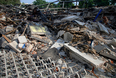 波兰Wroclaw的破坏品仓库Rondo回旋曲老店废料毁灭性画廊废墟背景图片