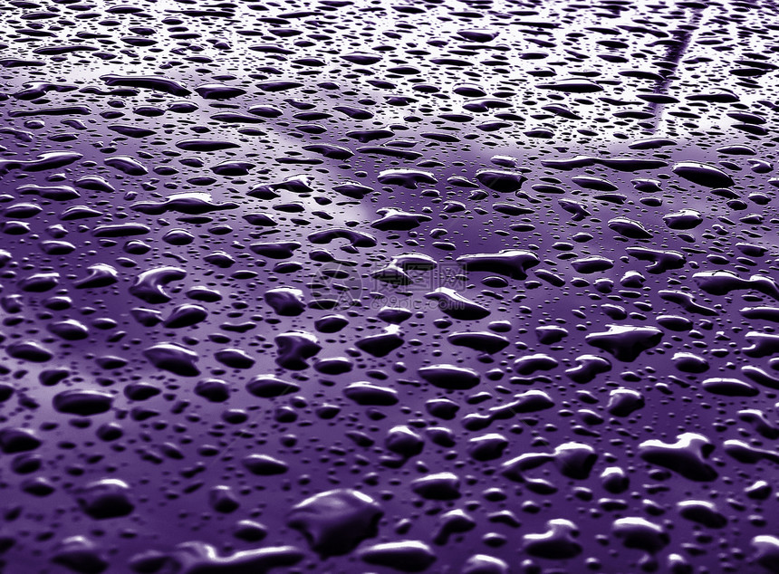 金属表面的雨滴反射液体宏观气泡粉色图片