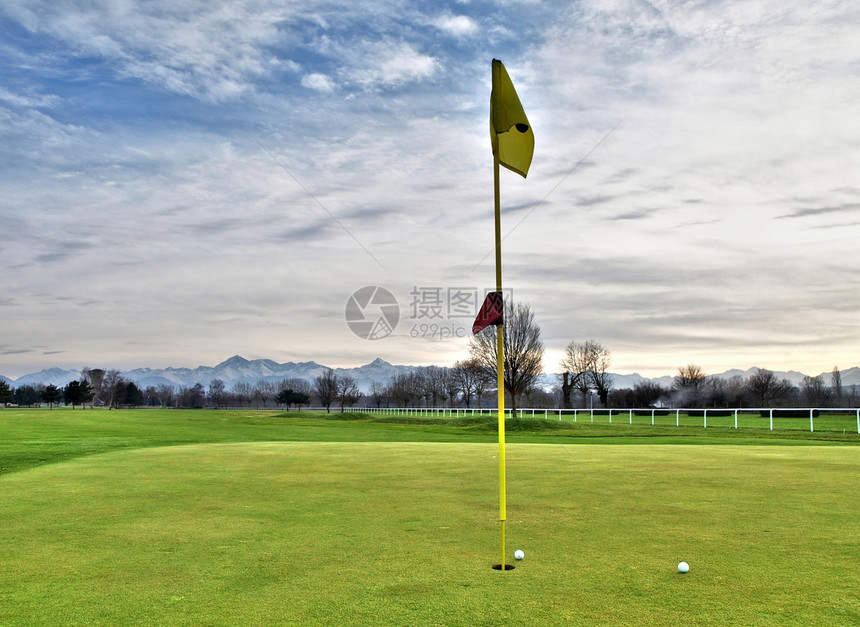 高尔夫球场课程草地游戏活动运动旗帜闲暇绿色天空山地图片