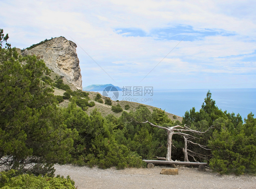 克里米亚山脉2欢乐海洋石头天空山台松树长椅海滩树木假期图片