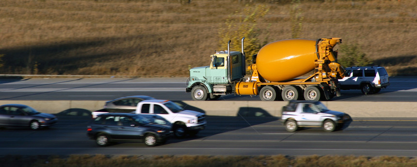 Hwy 交通流量黄色货运速度混合器运动车辆货物补给品运输水泥图片