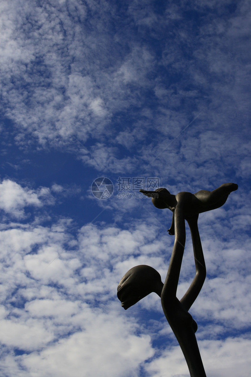 妈妈和儿子旅行艺术蓝色文化天空雕像植物园图片
