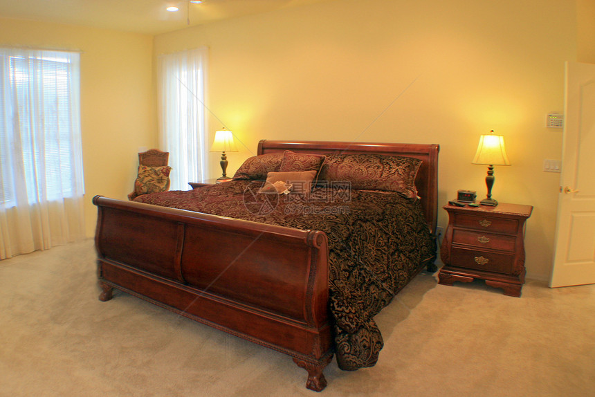 主卧室家具桌子住宅羽绒被枕头财产展示奢华房间雪橇图片