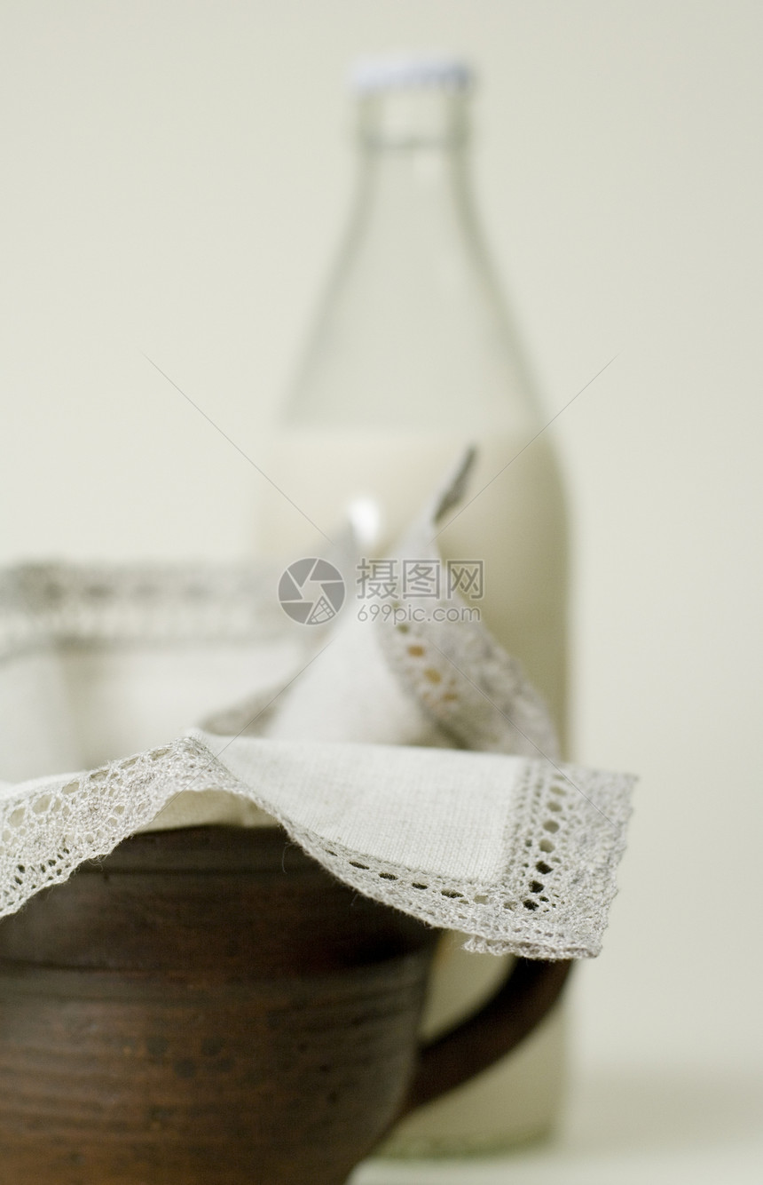 奶瓶 杯子和餐巾;图片