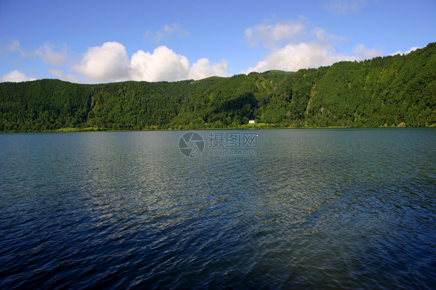 湖群岛山脉波浪森林植被天空空气树木图片