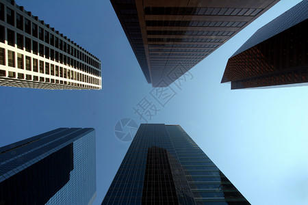 五岁五蓝色景观技术城市职场旅行地标财产摩天大楼天空背景图片
