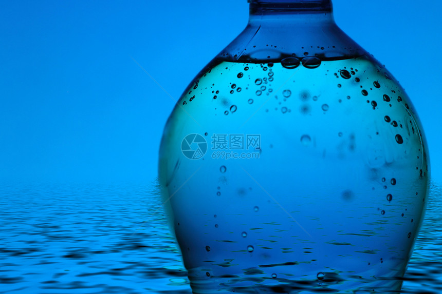 蓝色背景的矿物水瓶气泡塑料空气宠物波浪气体瓶子图片