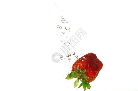 草莓喷洒果汁飞溅气泡水果红色背景图片
