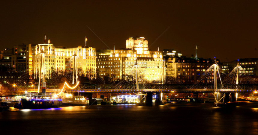 伦敦之夜反射城市办公室图片