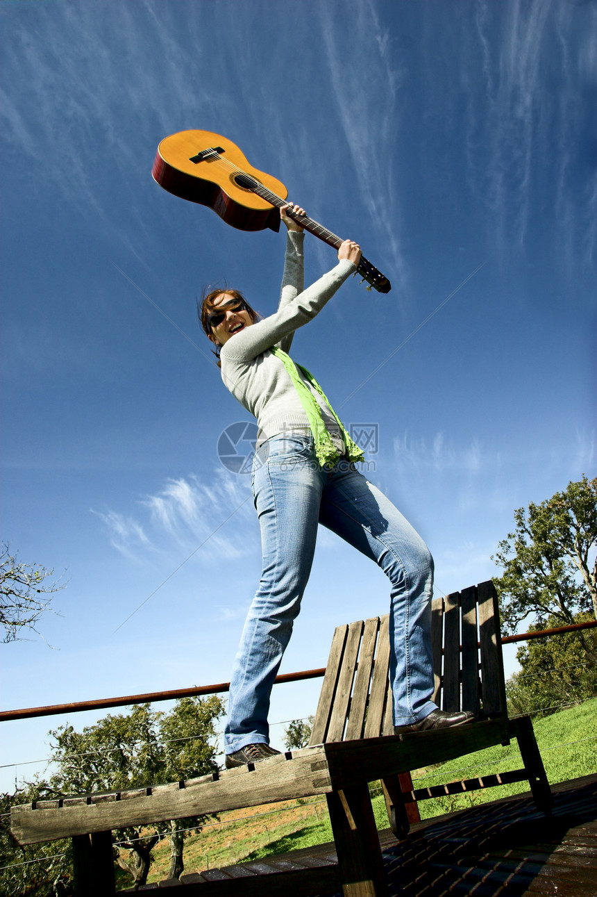 配吉他的女人乐趣音乐青少年天空女性冒充岩石生活蓝色闲暇图片